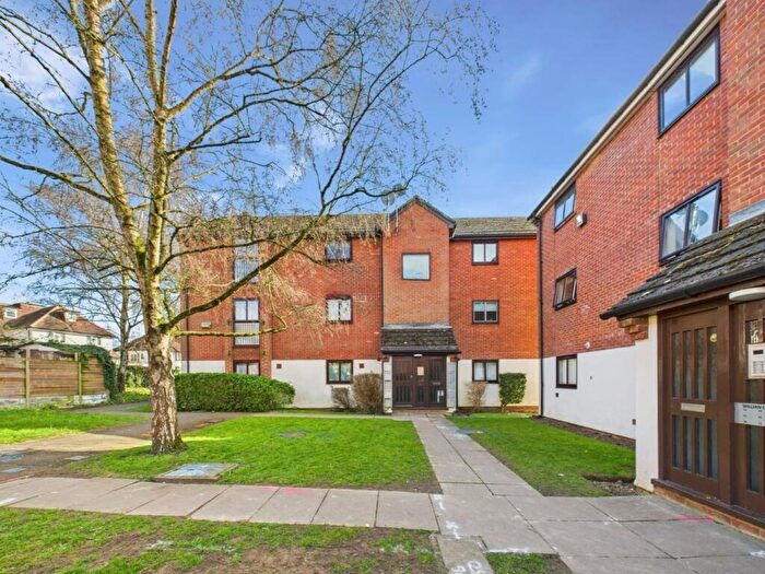 1 Bedroom Apartment To Rent In Wheatley Close, London, Greater London, NW4