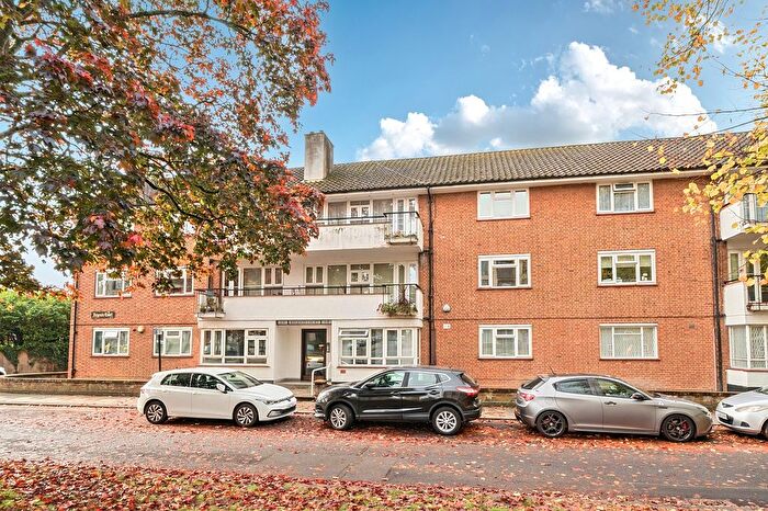 2 Bedroom Flat For Sale In Regents Court, Stonegrove, Edgware, Greater London., HA8