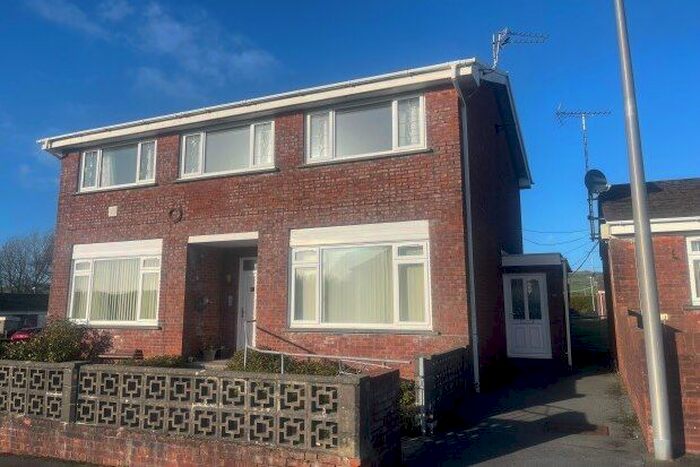 2 Bedroom Flat To Rent In Morfa Maen, Kidwelly, SA17