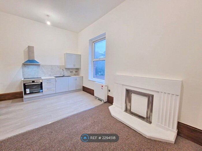 2 Bedroom Flat To Rent In City Road, Birmingham, B16