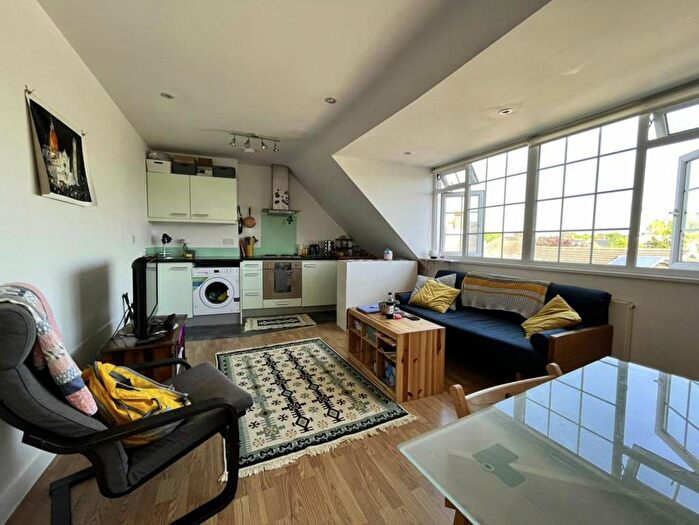 1 Bedroom Property To Rent In The Triangle, A The Triangle, KT1