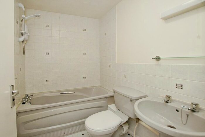 1 Bedroom Flat For Sale In Loughman Close, Kingswood, Bristol, Gloucestershire, BS15