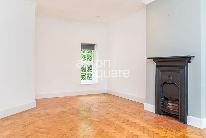 3 Bedroom Semi-Detached House To Rent In Midholm, London, NW11
