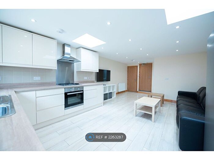6 Bedroom Terraced House To Rent In De Beauvoir Road, Reading, RG1