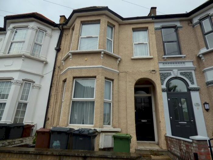 2 Bedroom Flat To Rent In First Avenue, Walthamstow, E17