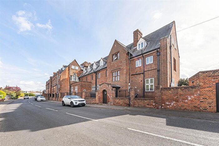 2 Bedroom Flat For Sale In Hatch Lane, Windsor, SL4