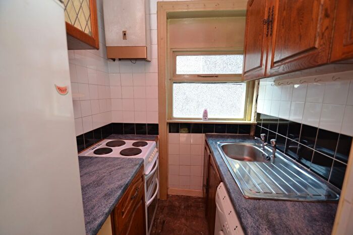 3 Bedroom Flat For Sale In Aikenhead Road, Kings Park, Glasgow, G44