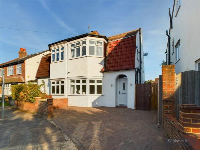 3 Bedroom Semi-Detached House To Rent In Minniedale, Surbiton, KT5