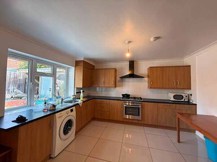 4 Bedroom Semi-Detached House To Rent In Bingley Close, Nottingham, NG8