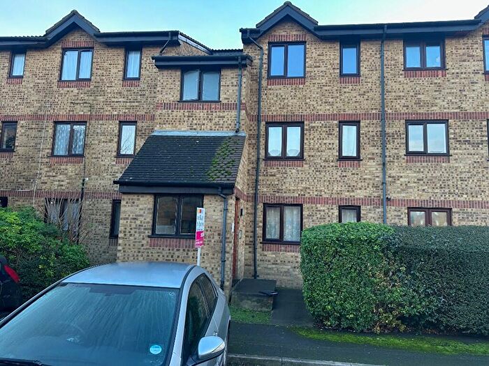 1 Bedroom Flat For Sale In Vignoles Road, Romford, London, RM7