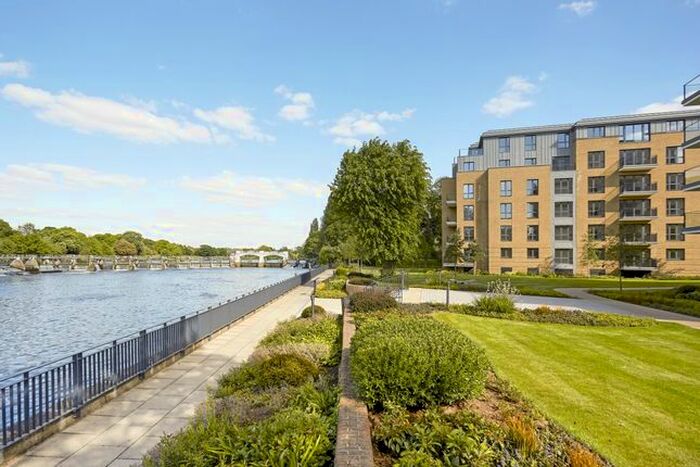 2 Bedroom Flat To Rent In Pinewood Gardens, Teddington, TW11