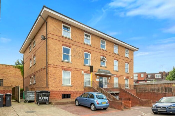 2 Bedroom Apartment To Rent In Pembroke Road London, N8