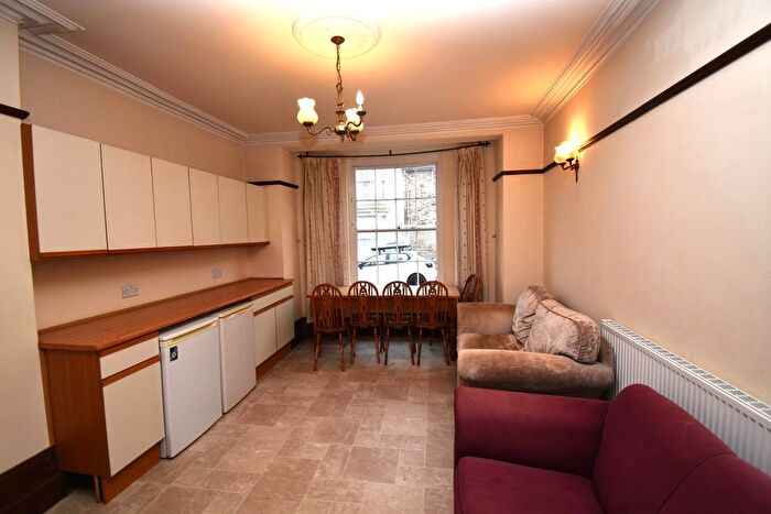 1 Bedroom Flat To Rent In Broad Street, Penryn, TR10