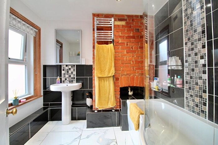 1 Bedroom Flat For Sale In South Street, Pennington, Lymington, SO41