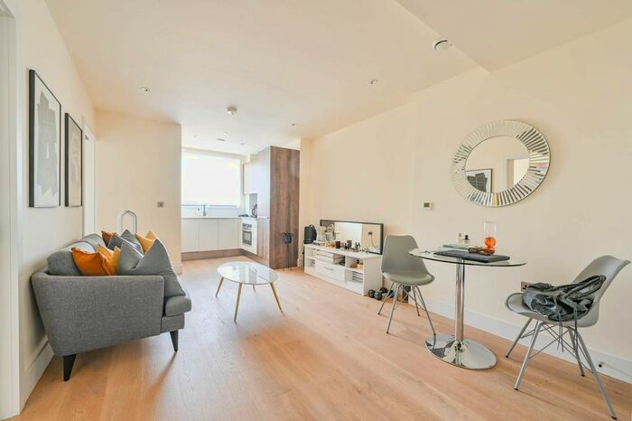 1 Bedroom Flat To Rent In Lockington Road, Battersea, SW8