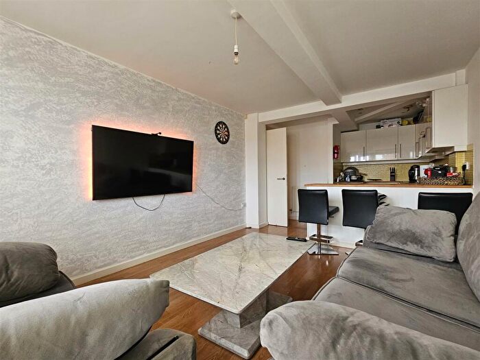 2 Bedroom Apartment For Sale In Wilmslow Road, Didsbury, Manchester, M20