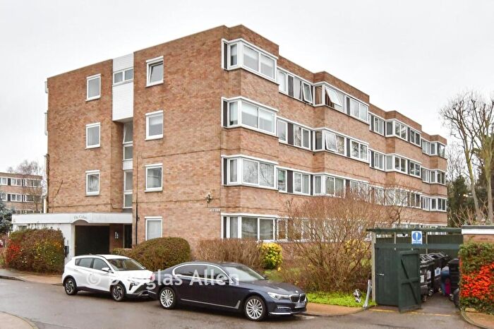 2 Bedroom Flat For Sale In Queenswood Gardens, Wanstead, E11