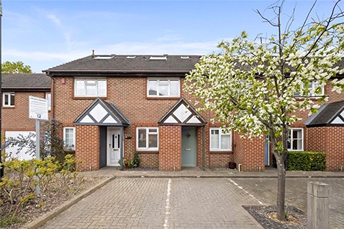 3 Bedroom Terraced House For Sale In Hopwood Close, Earlsfield, London, SW17