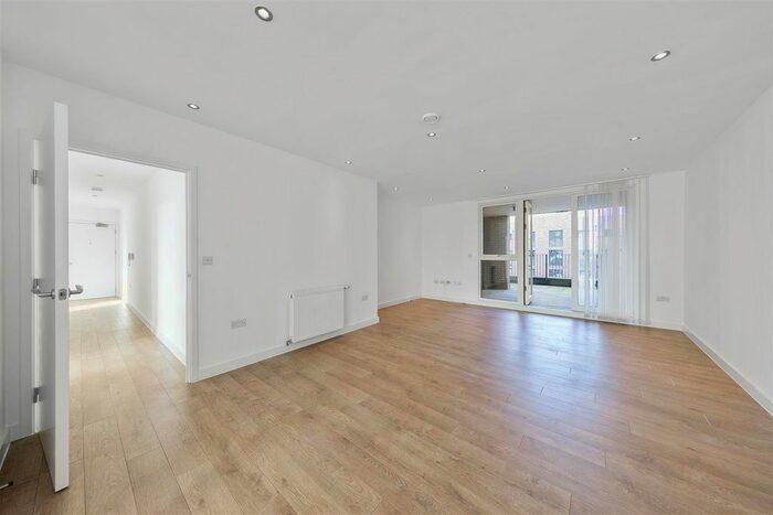 3 Bedroom Flat To Rent In Bolinder Way, London, E3