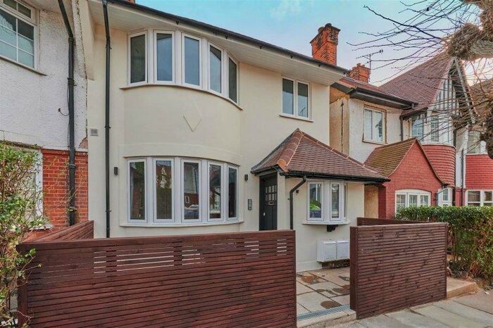 1 Bedroom Flat To Rent In Clifton Gardens, Temple Fortune, London, NW11