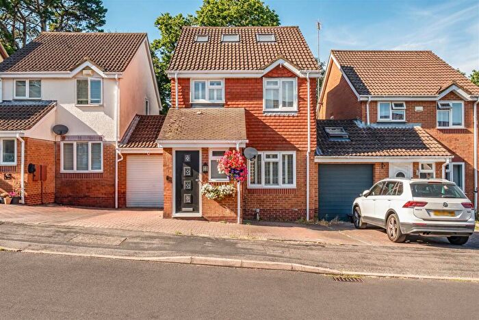 4 Bedroom Link Detached House For Sale In Hayle Road, West End, Southampton, SO18