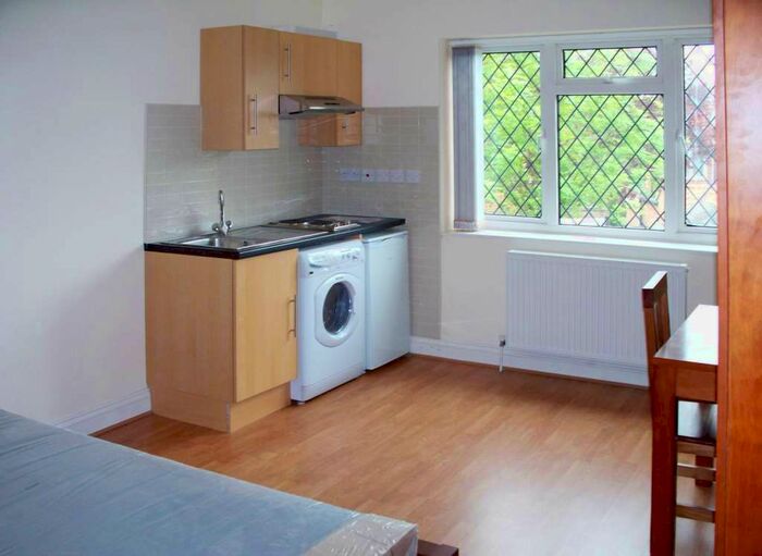 Studio To Rent In Broadfields Avenue, Edgware, HA8