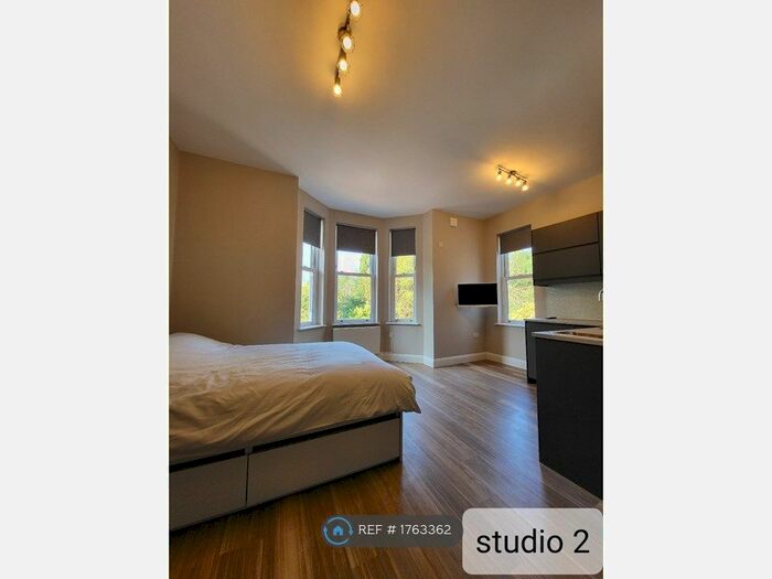 Studio To Rent In Redwood Drive, Epsom, KT19