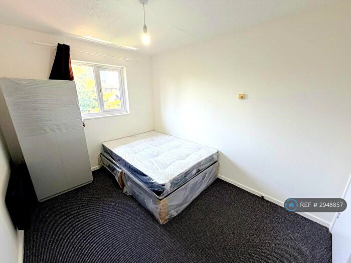 3 Bedroom Flat To Rent In Pointer Close, London, SE28