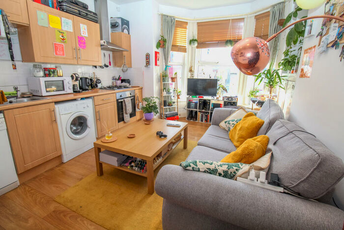 1 Bedroom Apartment To Rent In Queens Road, Hyde Park, Leeds, LS6