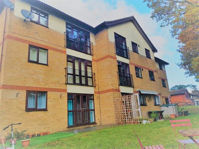 2 Bedroom Flat To Rent In Chenies Way, Watford, WD18