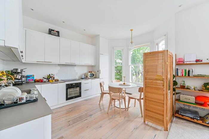 2 Bedroom Flat To Rent In Beauchamp Road, Clapham Junction, London, SW11