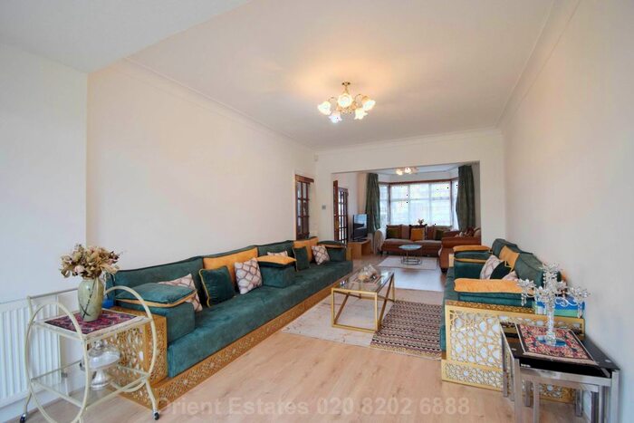 4 Bedroom Detached House To Rent In Edgeworth Avenue, London, NW4