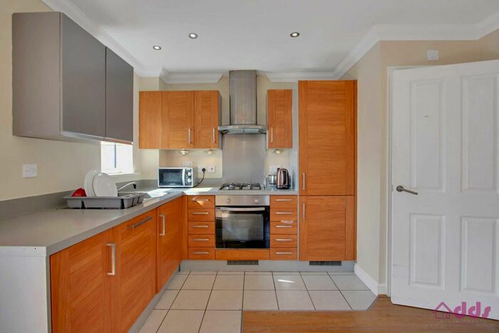 2 Bedroom Flat To Rent In New Road, Harlington, UB3