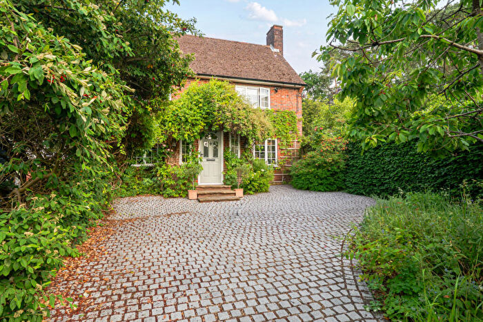 4 Bedroom House For Sale In Broomhill, Farnham, GU10