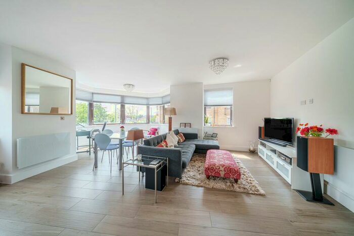 2 Bedroom Apartment For Sale In St. Leonards Road, Windsor, SL4