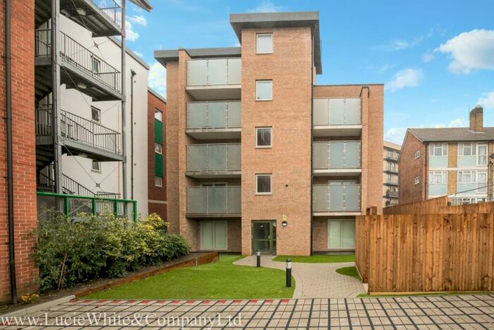 3 Bedroom Apartment To Rent In West Mount, West Croydon, CR0