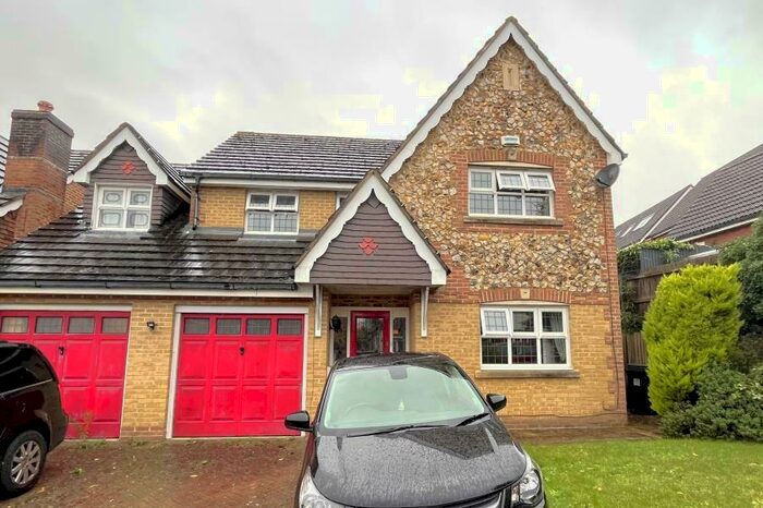 5 Bedroom Detached House To Rent In Knaphill, GU21