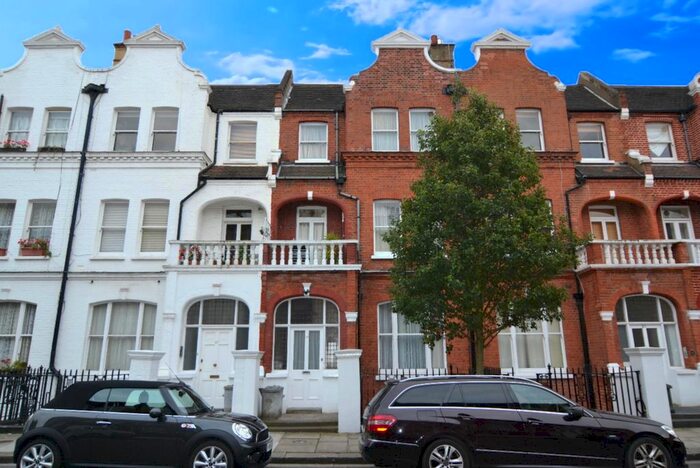 1 Bedroom Flat To Rent In Fairholme Road, West Kensington, London, Uk, W14