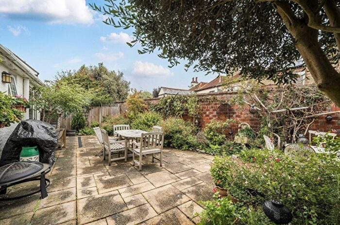 4 Bedroom Property For Sale In Orchard Avenue, Chichester, PO19