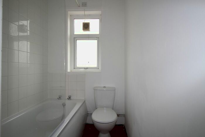 2 Bedroom Flat To Rent In Market Parade, Havant, Hampshire, PO9