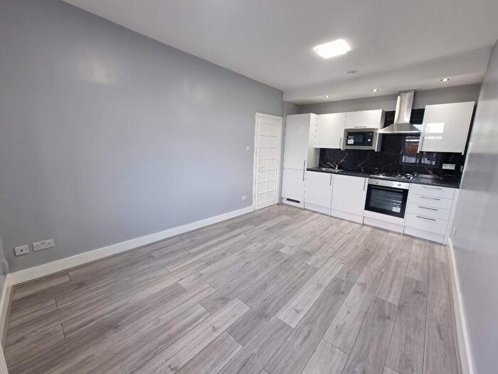 2 Bedroom Flat To Rent In Princes Parade, Golders Green Road, London, NW11