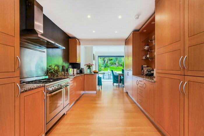 4 Bedroom Town House To Rent In Kelvedon Close, Kingston, KT2