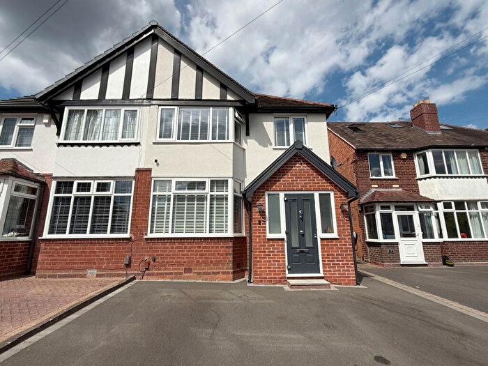 3 Bedroom Semi Detached House For Sale In Wendron Grove, Birmingham, B14