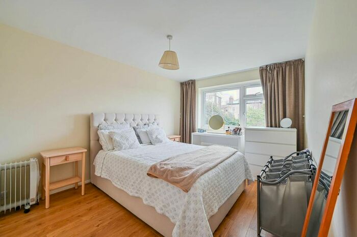 2 Bedroom Flat To Rent In Thornton Hill, Wimbledon, London, SW19