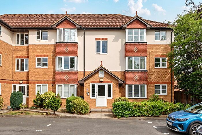2 Bedroom Flat For Sale In Brighton Road, Addlestone, KT15