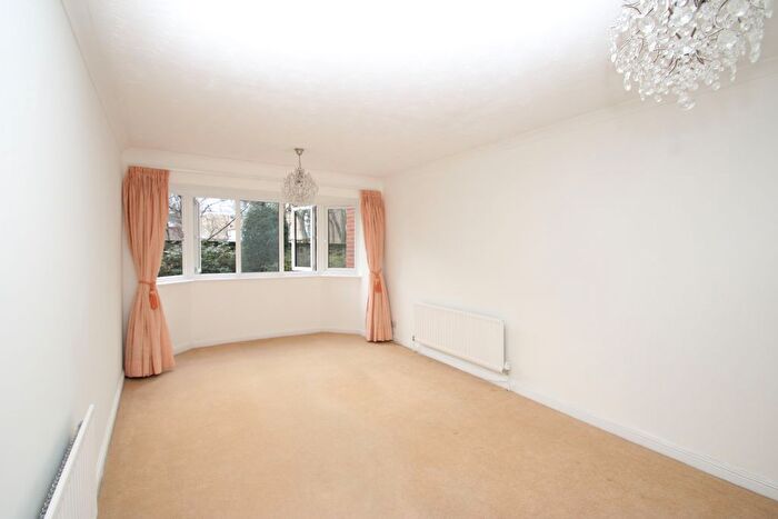 2 Bedroom Flat To Rent In Chartwell Close, Croydon, CR0