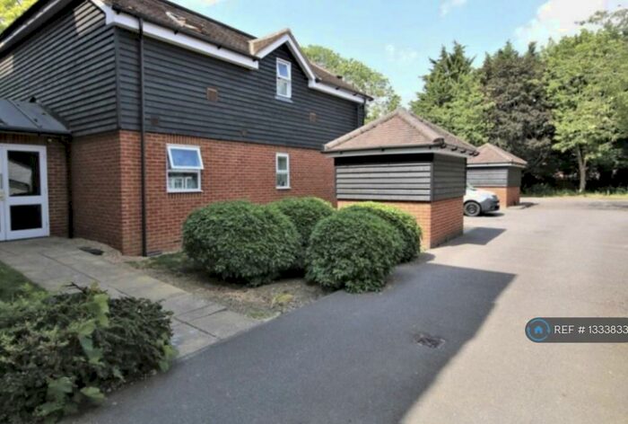 2 Bedroom Flat To Rent In Park Street, Slough, SL3