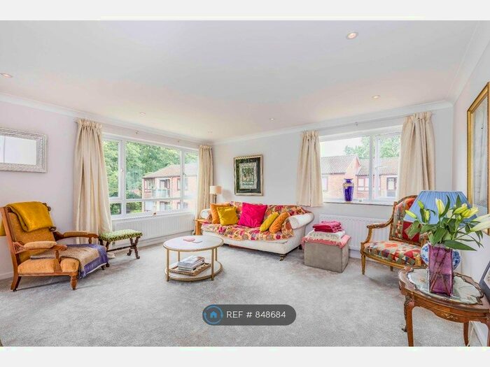 3 Bedroom Flat To Rent In Summersdale Court, Chichester, PO19