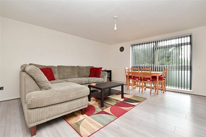 2 Bedroom Flat For Sale In Pampisford Road, Purley, Surrey, CR8