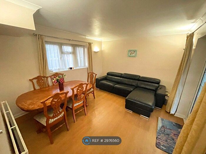 4 Bedroom Semi-Detached House To Rent In Crossway, Pinner, HA5